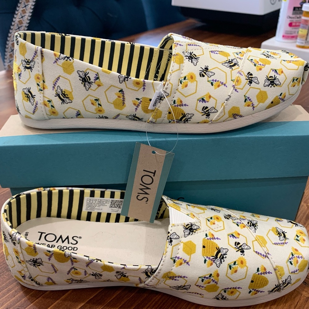Tom’s floral bee print shoe
